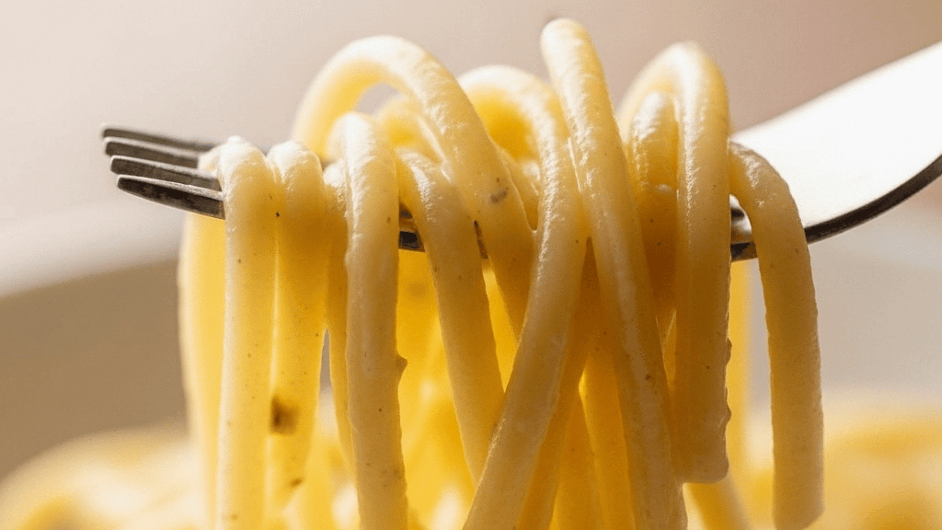 Perfectly cooked, non-sticky spaghetti twirled on a fork.